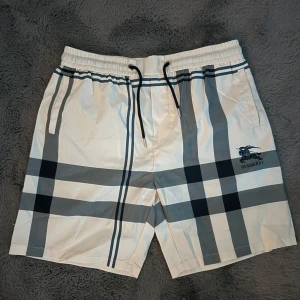 Burberry badshorts - Helt oanvända. Storlek 2XL, passar som ett par L/XL