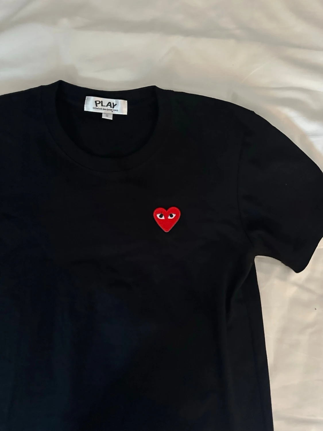 Svart Comme des Garçons PLAY t-shirt - 1