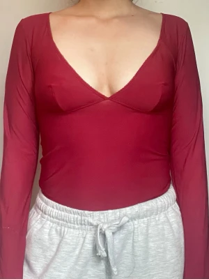 Vinröd långärmad topp med djup v-ringning - Vinröd långärmad topp med djup v-ringning från Urban outfitters 💕