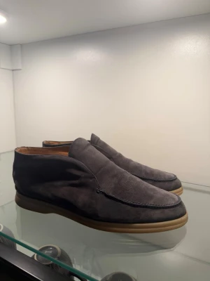 LORO PIANA OPEN WALKS LOAFERS - LORO PIANA OPEN WALKS STORLEK: 43 1/2 PRIS: 2199 SEK INKL. FRAKT  ÄKTHETSINTYG SAMT 30+ REF.  INGEN BOX/DUSTBAG
