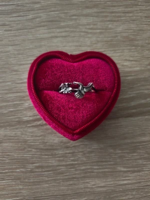 Silverfärgad ring med blommor - ring i storlek 19,4mm, silverfärgad. 