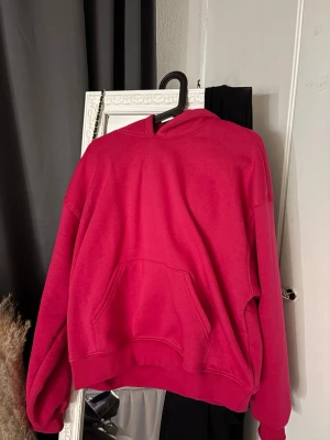 Röd oversized hoodie med ficka - Hoodie med luva från Gina. Aldrig använd och är en stark djup rosa färg😊