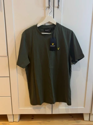 Grön t-shirt från Lyle & Scott - Helt oanvänd Lyle & Scott t-shirt med prislappen på! 