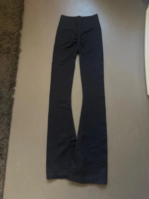 Svarta ribbade flare leggings från FEMME - Aldrig använda, skitsnygga. Har flera stycken därav säljer jag