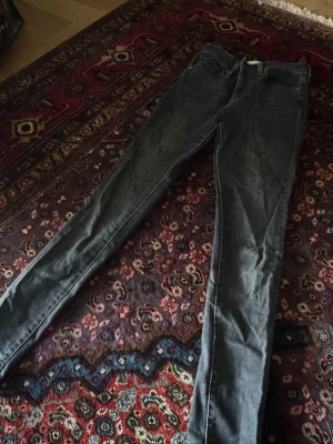 Mörkgrå smala jeans - Smala jeans från Levis, bra skick 