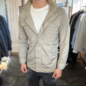  tunn field jacket - Mycket fint skick, inga defekter. Nypris ca 3000kr. Passar dig som är 175-185cm ungefär. Modellen är 185 cm, 75 kg. Alltid billigare pris vid köp av flera varor‼️🙌Svarar alltid på frågor eller funderingar! 