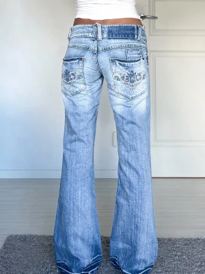 Jeans - Midjemått: 38cm rakt över, innerbenslängd: 81cm 💗