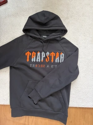 Trapstar hoodie i storlek S - Passar runt 175 cm, bra skick inga skador, skriv vid någon fundering🙌