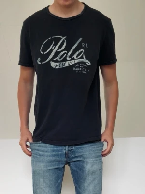 Mörkblå Ralph Lauren tshirt - Mörkblå Ralph Lauren T-shirt i strl L men sitter som en M. Bra skick och och hör gärna av er vid frågor elr funderingar!!