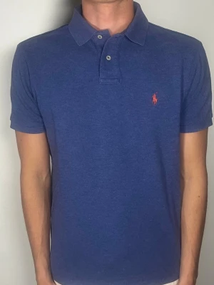 Ralph Lauren pike  - Säljer en riktigt snygg och trendig Ralph Lauren piké i fint skick, storlek M, vid frågor är det bara att skriva //Gramenti