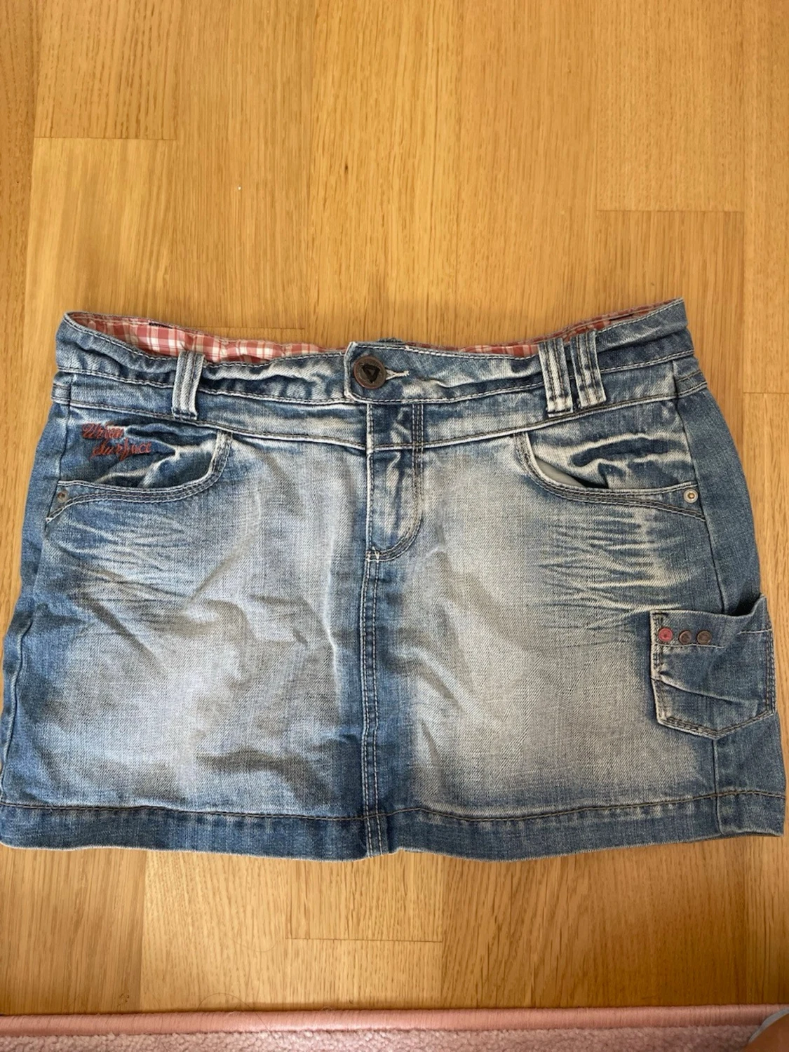 Blå jeanskjol med fickor