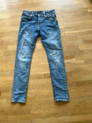 Jack and Jones  - Feta Jack and Jones jeans med slitningar i storlek w29 L32 i modellen slim/glenn. Hör av er vid frågor.