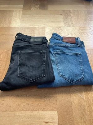 Jack&jones jeans  - Dags att uppgradera garderoben? Kör till👖✨        Jack & Jones jeans båda par är W30 L34.  Passformen på de mörkgrå är Slim Glen medans de mörkblå är Regular Clark.