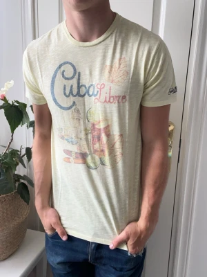 Mc2 saint barth t shirt  - Mc2 saint barth t shirt, gillar den trots den gula färgen. Lite unikt matieral, Inga defekter! Modellen i bilderna är 180 cm 75 kg och bär Storlek M , Kom med frågor! 🌟 (Kan gå ned i pris vid köp av paket 😉) 