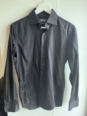 Svart kostym skjorta från dressmann - Svart kostym skjorta från dressmann. Satinliknande tyg. Slimfit