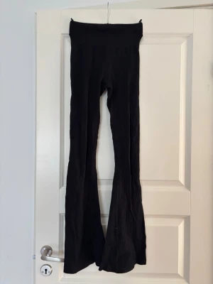 Träningsbyxor från lager157 - jätte fina bootcut-träningsbyxor ifrån lager157 dom är välanvända, lite tecken på att dom är noppriga men inga andra defekter💞