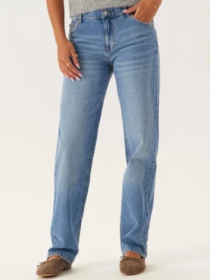  jeans från Bubbleroom - Säljer dessa blåa raka jeans i mid waist från Bubbleroom. De sitter skönt och snyggt. Lite långa för mej som är 160 cm😊