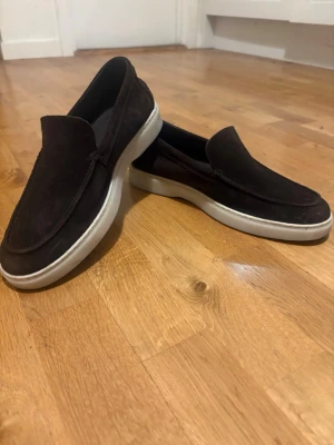 Massimo dutti loafers - Snygga loafers från massimo dutti, nästintill ny skick använda 2-3 ggr men var förstora. De är bruna, strl 43