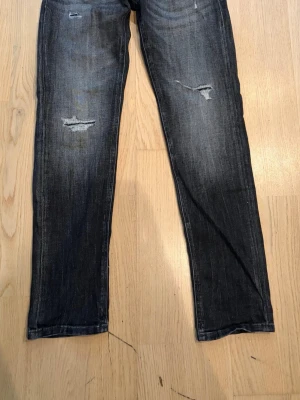 Jack & Jones  - Detta är ett par snygga jeans som är helt nya i en mörkgrå färg. Dem passar till många olika plagg.strokken ör 27-32