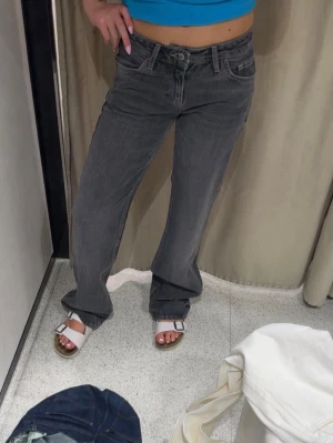Grå raka jeans med låg midja - Snygga jeans från Zara storlek 34! Har klippt dem pga att dem var för långa! Utöver det är de som nya