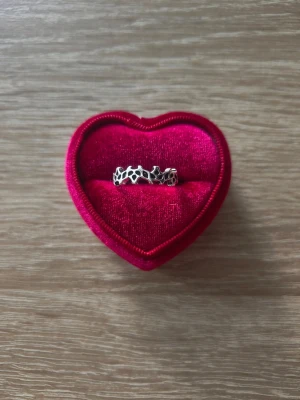 Silverfärgad ring med bladmotiv - ring i storlek 19mm, silverfärgad. 