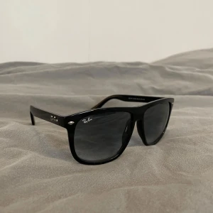 Rayban boyfriends - Säljer ett par riktigt feta solglasögon som är perfekta till sommaren. Solglasögonen är i mycket bra skick förutom lite slitage på texten som finns på insidan av ramarna. Äkta såklart.