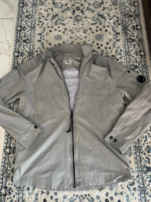 CP Company Overshirt - Storlek L, helt ny, aldrig använd, äkta så klart, priset kan diskuteras. Den sitter inte så stort som man tror kan skicka mått om det behövs.