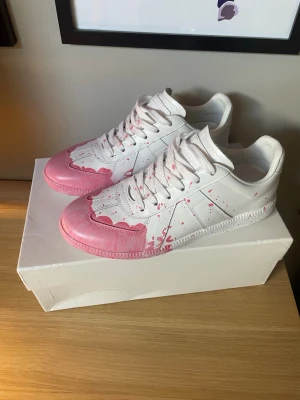Maison margiela - Maison margielas i jätte bra skick. Storlek 42. Svin nice nu till sommaren☀️. Skor och box ingår i köpet. Bara höra av er vid frågor🙌