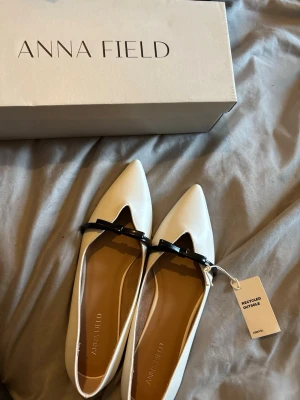 Ballerina skor - Vita spetsiga bellerina skor från Anna field i helt ny skick bara provat st 38 var förstora då jag har 37 men jätte fina och skulle passa perfekt nu till studenten!