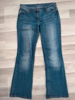 lowwaist bootcut jeans - lowwaist bootcut jeans, köpta second hand men använd bara en gång av mig. i väldigt bra skick. midjemått: ungefär 39-40 cm