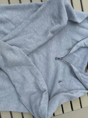 Ralph lauren half zip up  - Detta är en Ralph lauren half zip up skicket är 8/10 jag köpte denna på NK för ett år sedan men aldrig gillat den den är storlek S och skulle  möjligtvis passa storlek M eftersom den kan vara stor på en och har änvänts 7 gånger