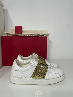 Valentino Rockstud Skor  - Säljer nu dessa Valentino Rockstud Skor med ett nypris på 7 700 kr!, skriv för fler bilder/frågor🙌🏼 