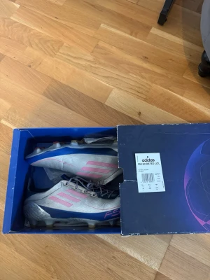 Fotbollskor  - Adidas f50 ghosted ucl storlek 44 med orginabox bra skick inte sönder någonstans 