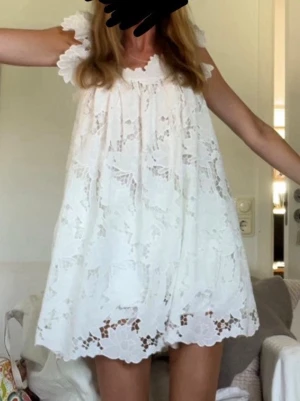 Student klänning - Hej! Säljer denna HM X White lotus slutsålda klänningen, om det är någon som är ute efter en sista minuten student klänning! Den är enbart använd i några timmar på min mottagning. Skriv vad ni kan betala om ni är intresserade. Fraktar i helgen. 