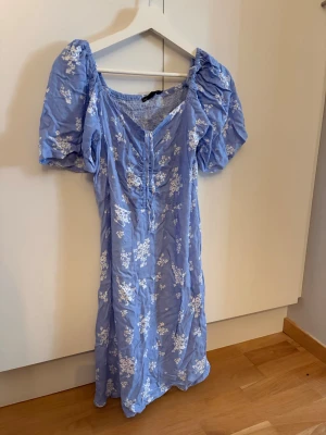 Blommig blå klänning Rosanna stl S - Klänning från Lager 157. Aldrig använd bara provad. Prislappen sitter kvar. Nypris 150kr 