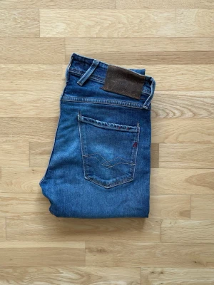 Replay Anbass - Replay jeans | Skick 9,5 | Nypris 1200kr mitt pris endast 449kr | Storlek: W29 L34 | Priset är ej hugget i sten! 🪨 | Hör av dig vid minsta fråga eller fundering!📩