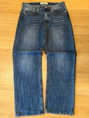 Anovair dark blue jeans - Dark blue anovair jeans  Sjukt bra kvalitet på jeansen  100% bomull  Straight passform  Har tyvärr inte kommit till användning   Storlek 32  Skriv gärna om du har frågor!!