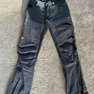 Fjällräven byxor - Säljer dessa användbara och hållbara byxor för billigt, nypris 2000kr. Det är unisexmodel skulle jag säga även fast de står dam. Pris kan diskuteras