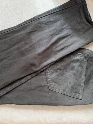 Svarta Levi's jeans med rak passform - Säljer ett par svarta jeans från Levi's med klassisk rak passform. Storlek W32, L32!