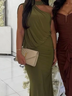 Olivgrön oneshoulder långklänning - Säljer en elegant olivgrön långklänning med oneshoulder-design och draperad överdel. Klänningen har en figurnära passform och mjukt, stretchigt material som ger en snygg siluett. Perfekt för dig som vill sticka ut med en unik och trendig look.