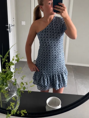 Sommarklänning  - Jättefin klänning till sommaren eller annat, nytt skick. Hör av dig vid frågor! Storlek 170. Sitter som S 
