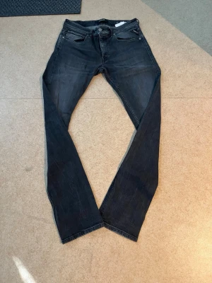 Mörkgråa jeans från Replay - 💥modell:grover 💥storlek: W32 💥stilrena nu till sommaren 💥 sparsamt använda 💥hör av er vid frågor och funderingar 