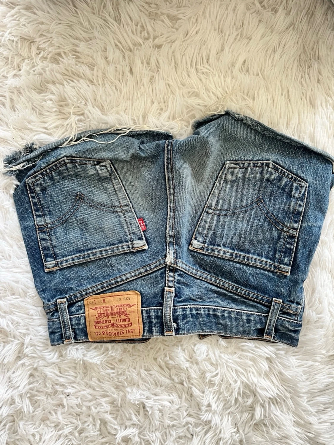 Levi's blå jeansshorts med rå kant - 3