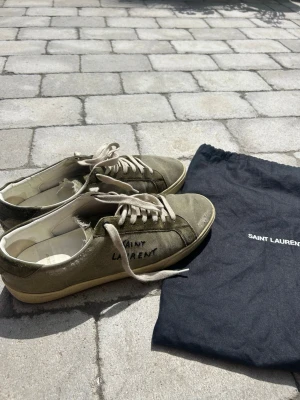 Yves Saint Laurent Skor  - Riktigt snygga och rare gröna saint Laurent skor. Svåra att få tag på och i mycket bra skick. Mycket snygga nu till sommaren! 💚