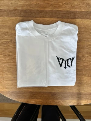VICI PROGRAMS OVERSIZE TEE  - Säljer en vit t-shirt från Vici programs, inte använd!! Storlek är Small, oversize t shirt.