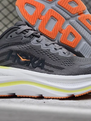 Hoka Bondi 9  - Säljer snygga Hoka skor, dessa är i ny skick. Storleken är 38. Original kartonger följer med om man önskar det 