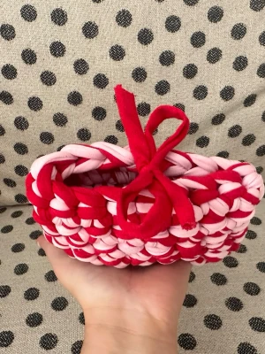 Handvirkad röd och rosa liten plånbok / korthållare - Unik handvirkad väska i rött och rosa med grovt mönster och knytband upptill. Perfekt för småsaker eller som accessoar. Gjord av mjukt tygmaterial och har en söt, kompakt form. 14x8cm