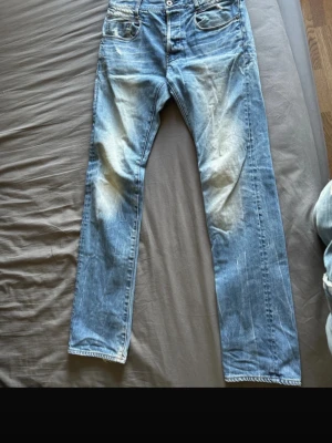 Gstar-raw jeans  - Ett par riktigt snygga, ljusblåa, vintage Gstar Raw jeans i storlek W32 L34 Snygg tvätt och slitningar Skriv vid frågor, priset är ej hugget i sten!