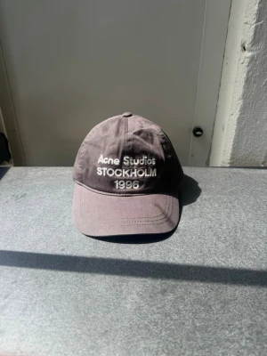Acne Studios Keps - Säljer en grå keps från Acne Studios - Den är helt ny inte använd 🤩 Mörkgrå jätte fin keps med bra kvalite - skriv gärna vid funderingar - Snabb leverans 🚚 