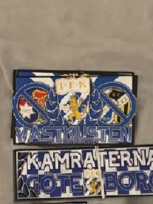 IFK Göteborg  - Säljer en blåvit  med texten 'Västkusten' och 'Kamraterna Göteborg', samt IFK Göteborgs klubbmärke och detaljer i gult. Perfekt accessoar för dig som vill visa ditt stöd för laget på matchen eller i vardagen.